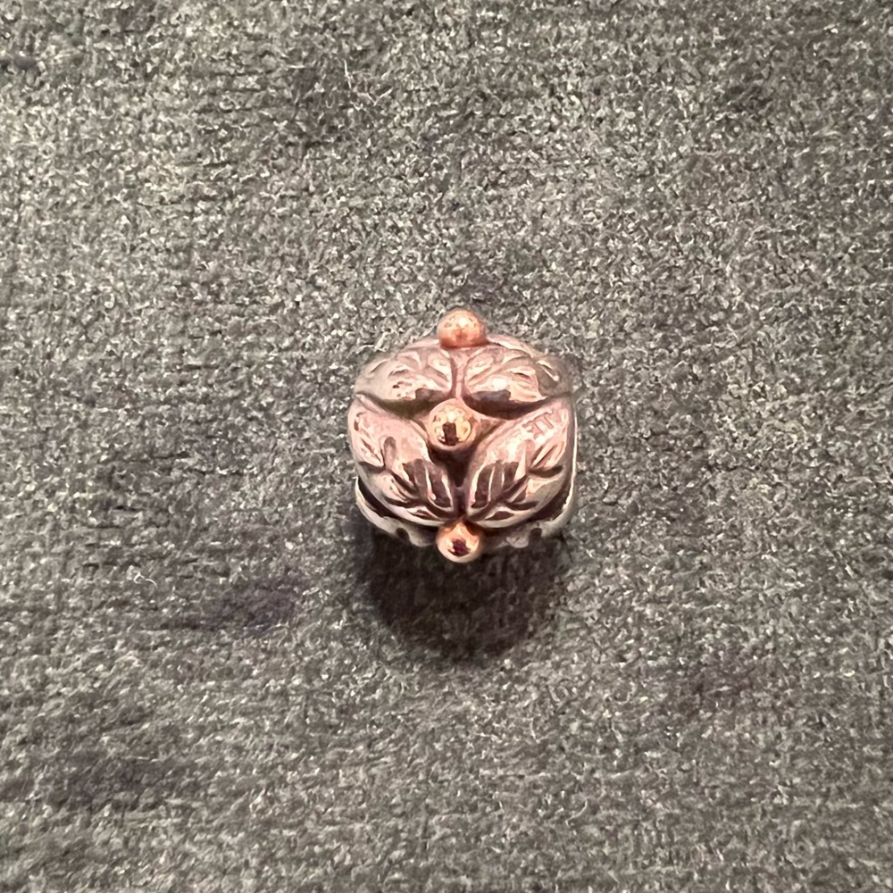 PANDORA Holly charm